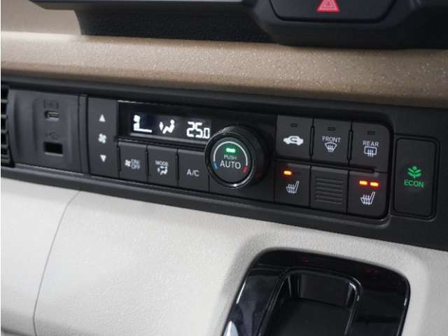 ◆オートエアコン装備◆　お好みの温度を設定をするだけで、後は、自動で風量を調節してくれます！快適にドライブが楽しめます。