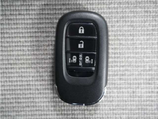 ◆スマートキー◆カギをバッグやポケットに入れたままでもドアロックの開閉ができる『スマートキー』付き！雨天や暗くなってもカギを取り出す必要がなくドアの開錠＆エンジンも始動できます