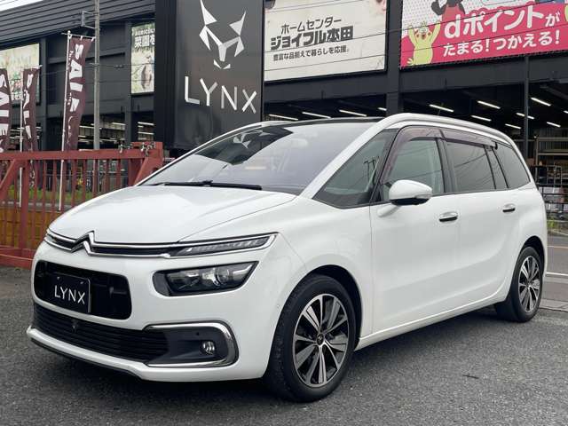 白と黒を基調としたシンプルなカラーリングが目をひきます。