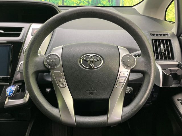 インテリアに合わせたデザインのステアリングは、運転される方のことも考え、運転しやすい形状、大きさです。是非一度、実際に触ってお確かめください。