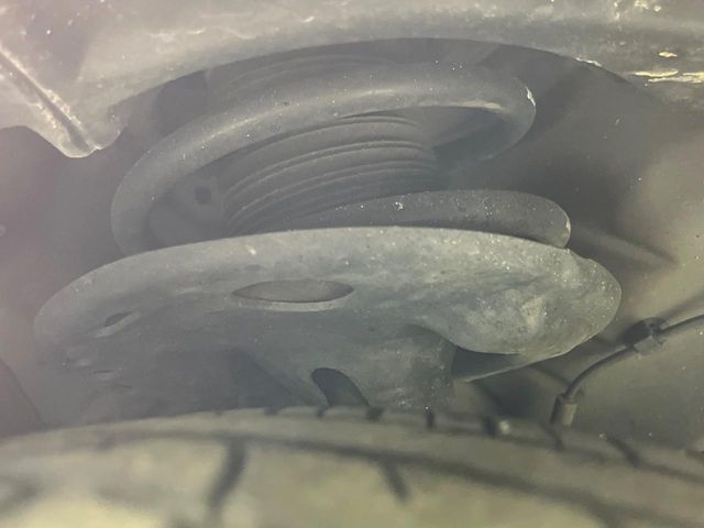 お車を安心してお乗りいただく為には、足回りの定期点検が欠かせません。サービスサポート（有償保証）では無料点検もご提供しており、安心のカーライフをお過ごしいただけるサポート体制が整っています。