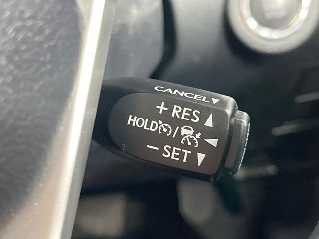 【レーダークルーズコントロール】高速道路での長距離走行が楽に！！自動で速度を保つクルーズコントロールが、衝突軽減システムと連携し、前方の車両を感知して車間を保つように速度調節してくれます！！