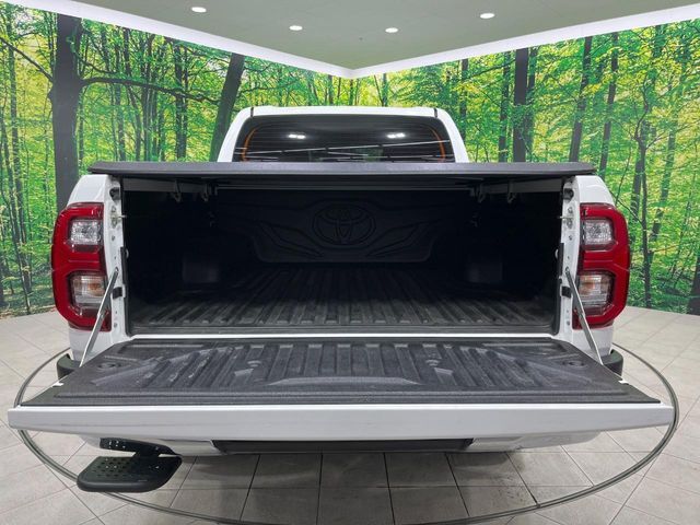 積み下ろしのしやすいデッキにはたっぷりと荷物を積み込んでいただけます。遊びから仕事まで、様々なシーンで頼れます♪