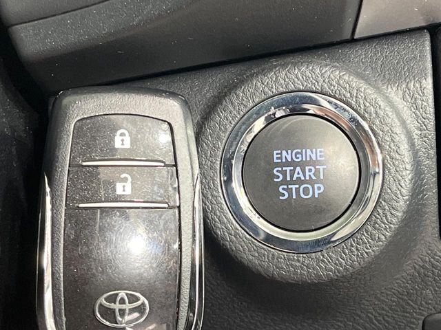 【スマートキー】カバンやポケットに入れたままでもドアの施錠・解錠が可能なスマートキーを装備。エンジンのオン・オフ時もカギを取り出す必要が無いからとっても便利です♪