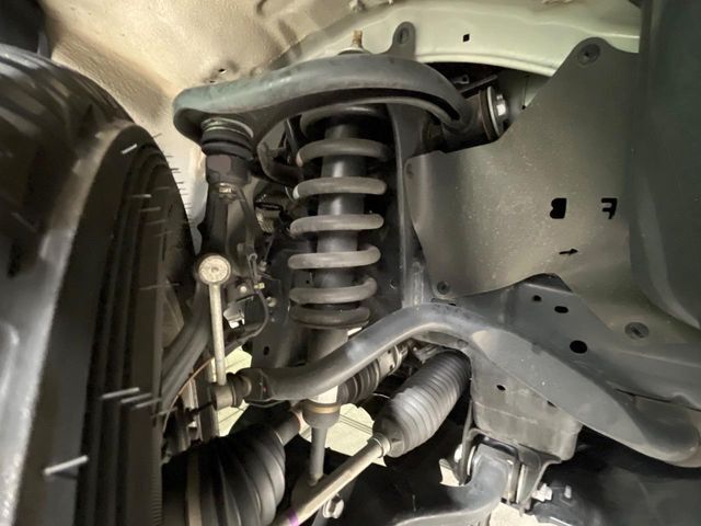 お車を安心してお乗りいただく為には、足回りの定期点検が欠かせません。サービスサポート（有償保証）では無料点検もご提供しており、安心のカーライフをお過ごしいただけるサポート体制が整っています。