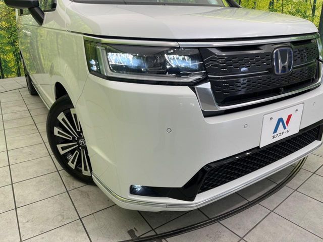 【LEDヘッドライト】悪天候や夜間走行時も良好な視界を確保し安心して運転できる高輝度LEDヘッドライトを装備！点灯速度が早く、消費電力も抑えられています。