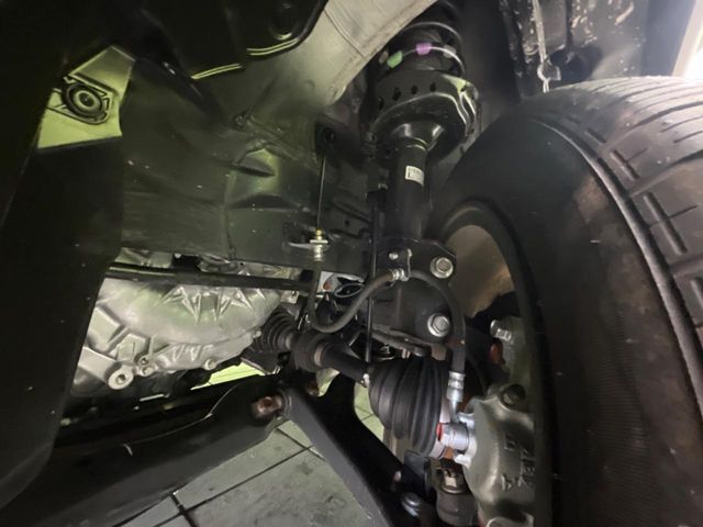 お車を安心してお乗りいただく為には、足回りの定期点検が欠かせません。サービスサポート（有償保証）では無料点検もご提供しており、安心のカーライフをお過ごしいただけるサポート体制が整っています。