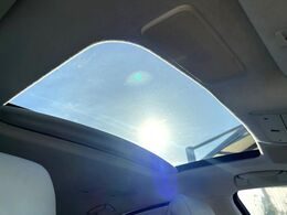 【ムーンルーフ】開放感たっぷりの希少装備、ムーンルーフが装着されています！車内に明かりを取り入れたり景色を楽しむ以外にも、車内の空気も簡単に換気できて快適です！