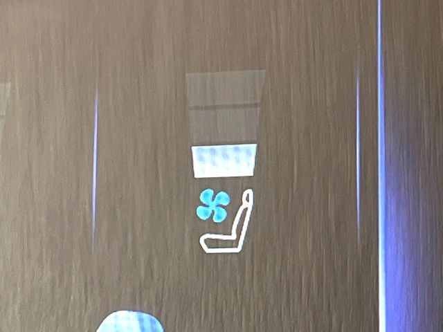 【シートベンチレーション】夏場は涼しい風でお尻や背中の熱やムレを防ぎ、冬はエアコンよりも早く温まってポカポカに！季節を問わず快適に過ごせます。