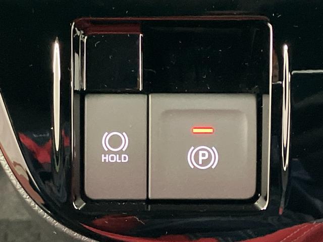 【電動パーキングブレーキ＋オートブレーキホールド機能】　指先だけで簡単に操作が可能なパーキングブレーキ、スイッチを押すとブレーキペダルから足を離してもブレーキを保持できるオートブレーキホールド搭載