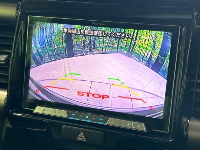 【バックカメラ】駐車時に後方がリアルタイム映像で確認できます。大型商業施設や立体駐車場での駐車時や、夜間のバック時に大活躍！運転スキルに関わらず、今や必須となった装備のひとつです！