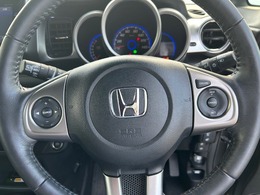 ハンドル左側にはオーディオコントローラーがついております。右側にはクルーズコントロール機能などのボタンがついており、高速道路走行時の負担を軽減します。