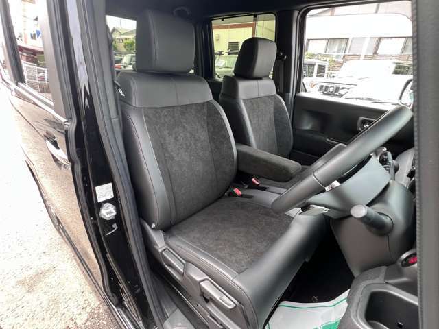 ハーフレザーシート！質感、座り心地よく疲れにくいですよ！アームレスト付きで運転も快適！