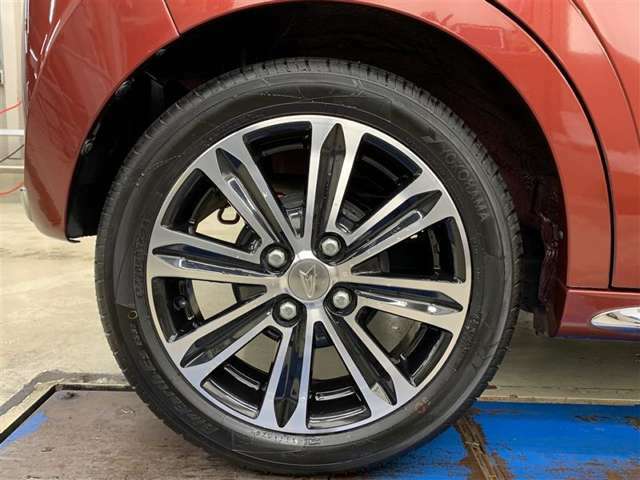 デザイン性にも優れた純正アルミホイールです。　165/55R15インチ