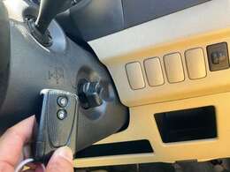 スマートキーのお車です☆スマートキーなのでカバンやポケットに入れたままでドアロックの開閉、エンジンの始動が出来ます！雨の日等にも便利な嬉しい装備です！！
