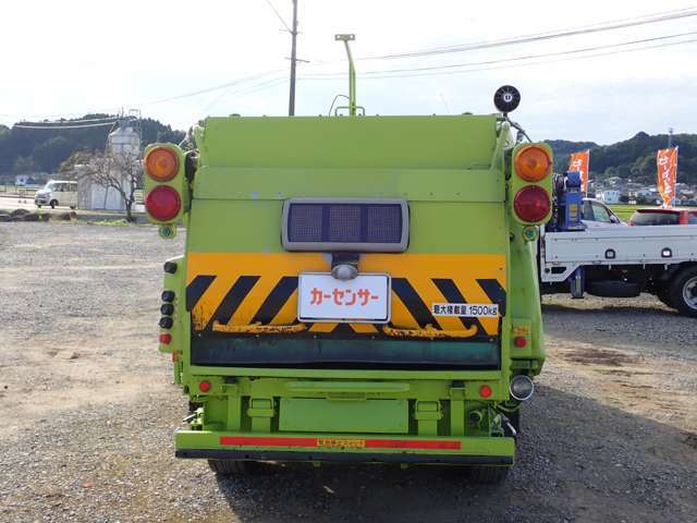 敷地も広いスペースを確保しておりますので、大型車での乗り入れも遠慮なくご来店下さい。