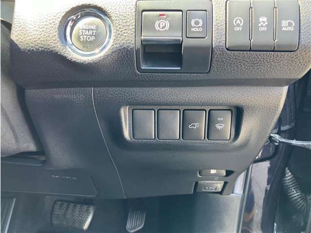 スタートボタンはブレーキペダルを踏んでスタートスイッチを押すとエンジンがかかります。便利ですね！