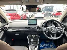 フロントピラーの位置を従来よりも後方にレイアウト。運転席からの視界の広がりを向上。車両の周囲の状況を、いち早く知ることで、安全に運行できます。