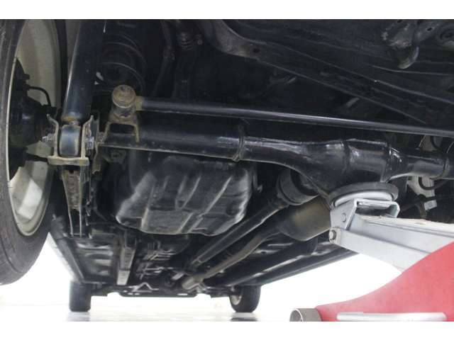 下回りの写真です。北海道で使用されていたお車ですが、錆が少ないです。車選びにおいて重要なポイントです。