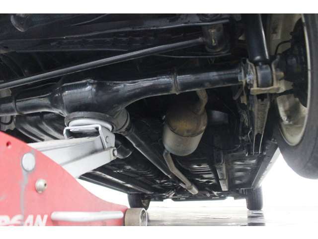 下回りの写真です。北海道で使用されていたお車ですが、錆が少ないです。車選びにおいて重要なポイントです。