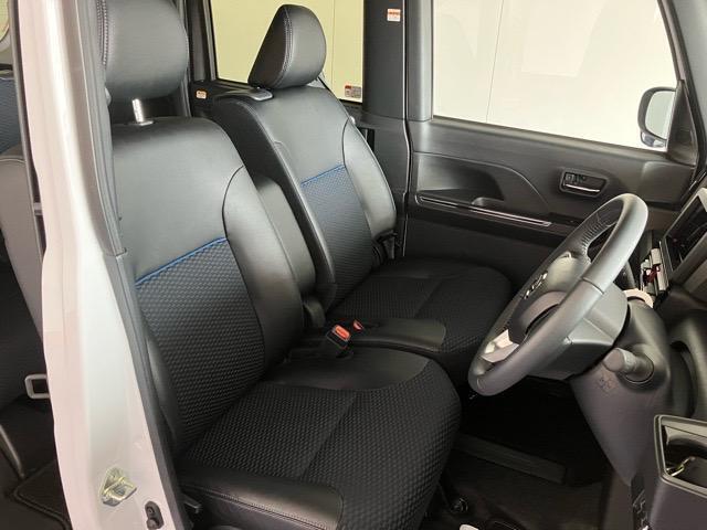 フロントベンチシートが運転席足元もゆったり、広々快適です、助手席へのウォークスルーも楽々可能ですよ☆