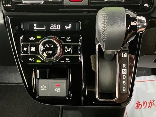 インパネにシフトレバーがございます＾＾空間を広く使うことができ、ハンドルにも近いため操作性にも優れています☆