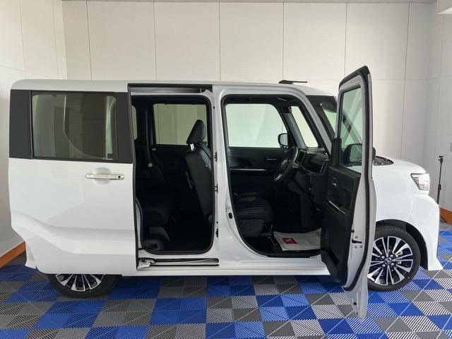 【両側電動スライドドア】運転席に設置されたボタンひとつで簡単な電動スライドドア☆ドアを自動で開閉できるため、車内にいながら家族や友達を迎える事ができます＾＾