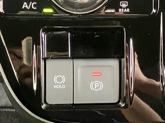 【電動パーキングブレーキ】ボタンを手前に引くだけでパーキングブレーキがロック！発進時にはボタンを押すとパーキングブレーキが簡単に解除される優れものです！