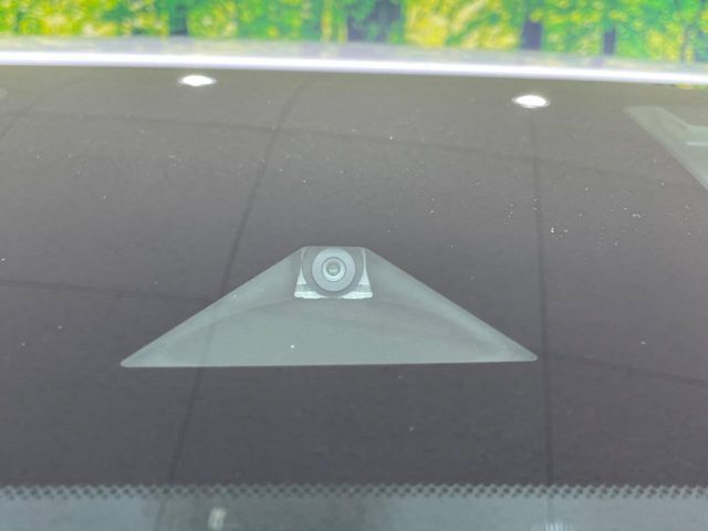【インテリジェントエマージェンシーブレーキ】フロントカメラで前方の車両や歩行者を検知。衝突しそうな時は衝突被害軽減ブレーキが作動、衝突回避をサポート。より安全にドライブをお楽しみいただけます。