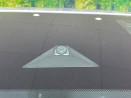 【インテリジェントエマージェンシーブレーキ】フロントカメラで前方の車両や歩行者を検知。衝突しそうな時は衝突被害軽減ブレーキが作動、衝突回避をサポート。より安全にドライブをお楽しみいただけます。