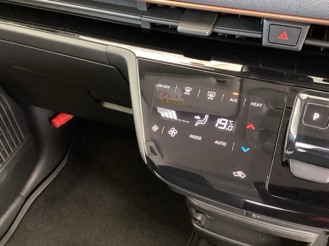 フルオートエアコンは希望の温度設定で風の温度も風量も自動調整で年中快適です。