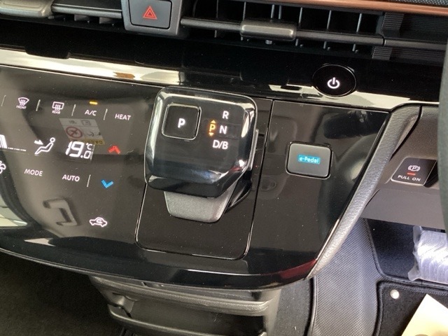 シフトはインパネシフト、パーキングブレーキは電子制御となっています。