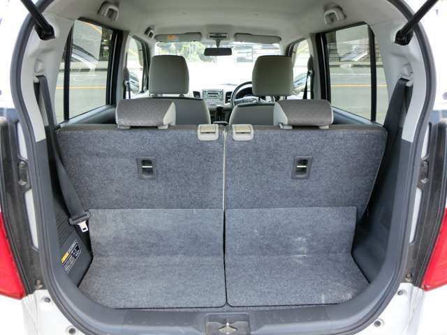 リアシートを倒せばスペース広めなので大きな荷物もラクラク積めます！！
