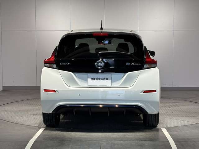 前・後方に車両や壁などの障害物がある場合、クルマが誤操作を察知して、衝突を未然に防ぎます。