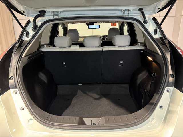 ラゲッジルームも広々、開口部が広く荷物を積む時も積みやすくなっています！