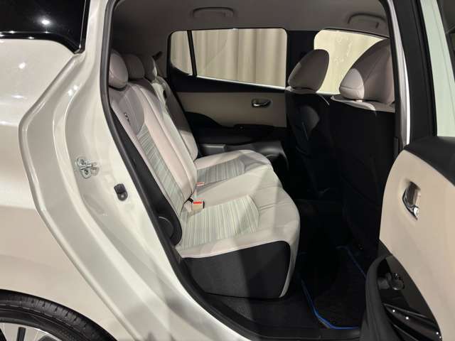 後部座席は足元広々でゆったりと乗れるスペースです♪