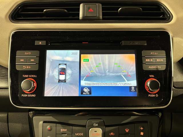 アラウンドビューモニターは真上から見下ろした様に車の周囲を表示することで、駐車時の安全性と利便性を高めます。