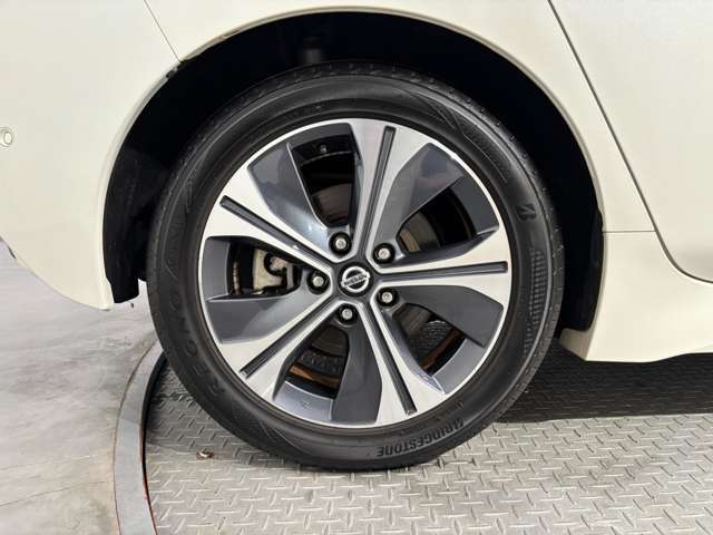 タイヤサイズは215/50R17です☆