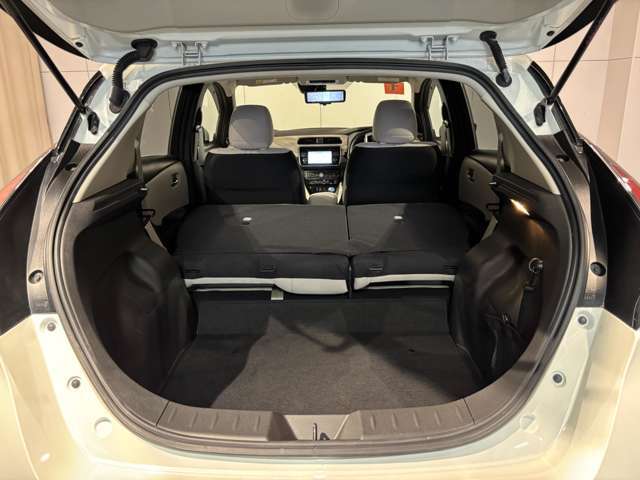 後席を折りたたむととても広い荷室になります。荷物もしっかり積み込めます！