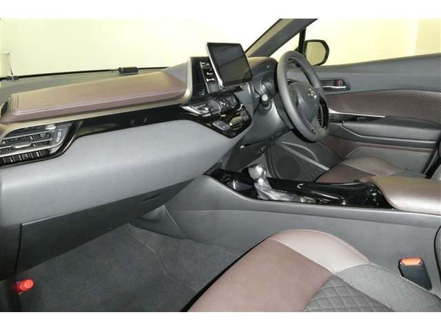 インパネ周りは、すぐ手の届く位置に操作ボタンが配置されており、ドライバーの使い勝手が考慮されています♪