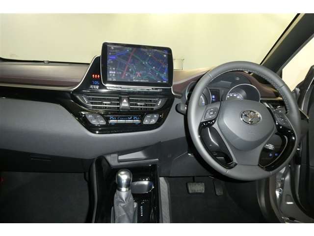 運転席周りのレイアウトをご覧ください。ナビゲーションが綺麗に装着されすっきり収まってますね！