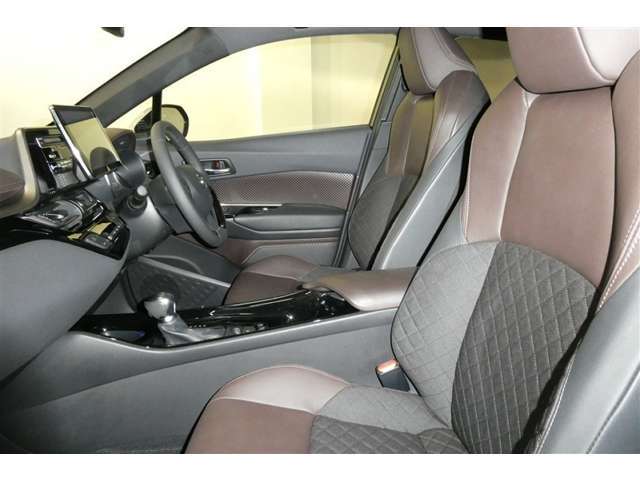 高いホールド性で運転姿勢が安定します。長距離ドライブでも疲れにくいのが魅力です。快適なドライビングライフをお送りください♪