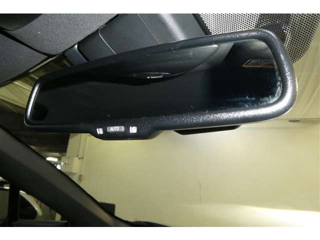 【自動防眩ミラー】夜間走行時、後続車のヘッドライトの反射を自動的に弱くします。 パワーモードONモード、オートミラースイッチONのときに作動。 スイッチ押すごとにON、OFFが切り換わります。