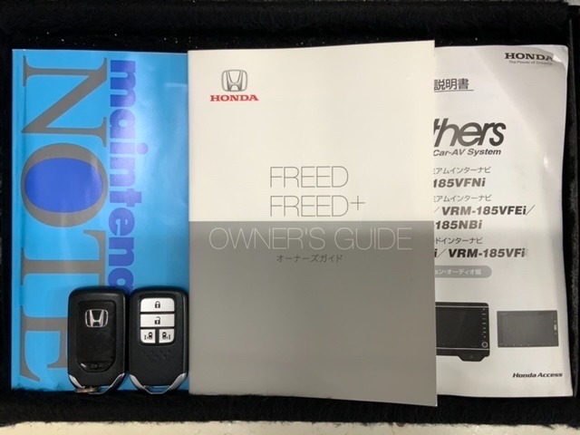 スマートキーは鍵をバッグに入れたままでもドアロックの開閉やエンジンのON・OFFができます。夜間や雨の日も鍵を探さなくて良いので便利です。