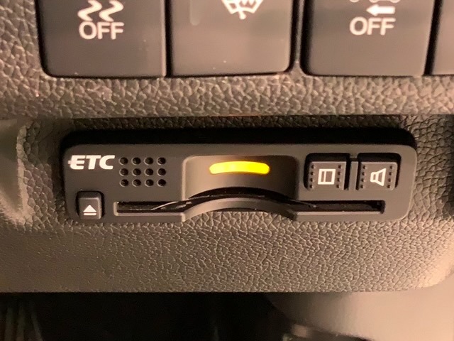 いまや快適なカーライフに欠かせないETCが付いています。