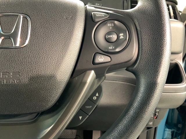クルーズコントロールを装備しています。高速道路などで一定の速度で走ってくれるので運転が楽ですよ！速度を設定できますので、スピードの出しすぎにも注意できます。