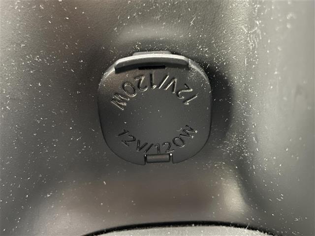 【シガーソケット(アクセサリーソケット)】車内で利用する電気製品の電源として広く利用できます！アダプターを入れることで、スマートフォンの充電なども可能です！
