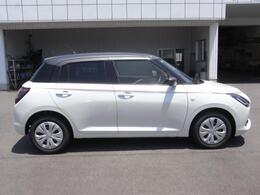 開口部が大きいので乗り降りや荷物の積みおろしがスムーズです。荷室ドアは跳ね上げ式なので雨の日も濡れにくい◎