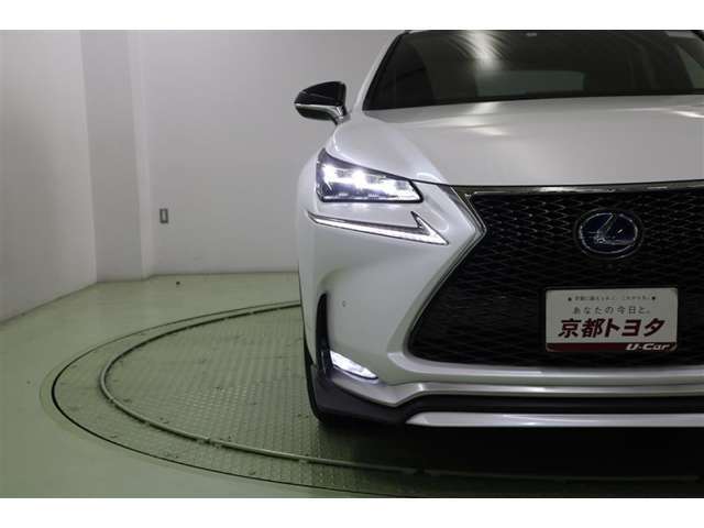 人気のL字型三眼式のヘッドライトは環境に優しく経済的なLEDです。ヘッドランプから独立したアローヘッド型のLEDクリアランスランプはレクサスのアイデンティティである「L字」を光で表現しています。