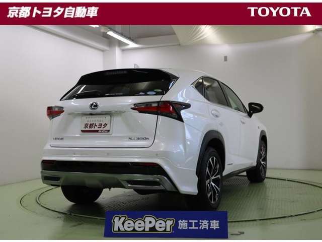 この車にはガラスコーティングの滑らかな艶と輝きを放つクリスタルキーパーを施工しています。約1年間の耐久性があり、ガラス独特の深いツヤと強力な撥水性でクルマを守ってくれます。